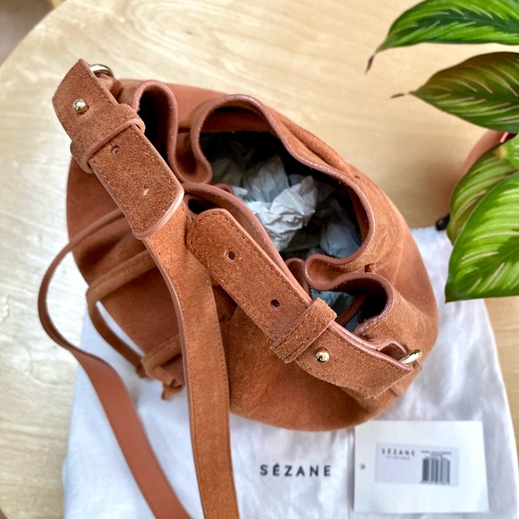 Sezane Farrow blush suede drawstring bucket bag with shoulder strap - Picture 2 of 9